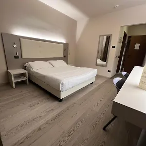 Motel Europa, Ossona